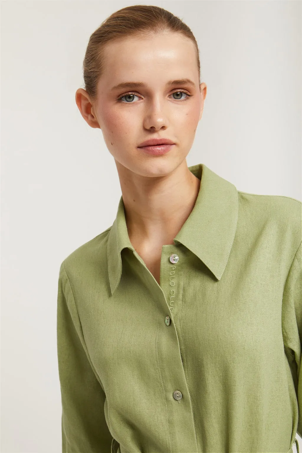 Vestido midi de lino verde con detalle bordado