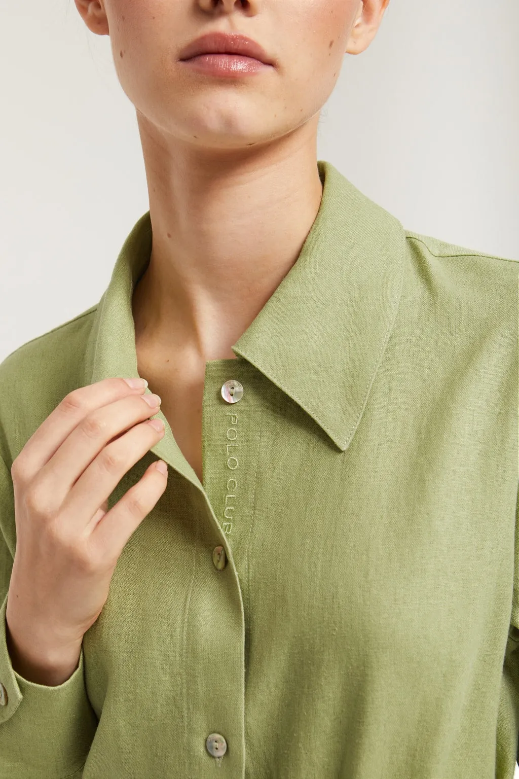 Vestido midi de lino verde con detalle bordado