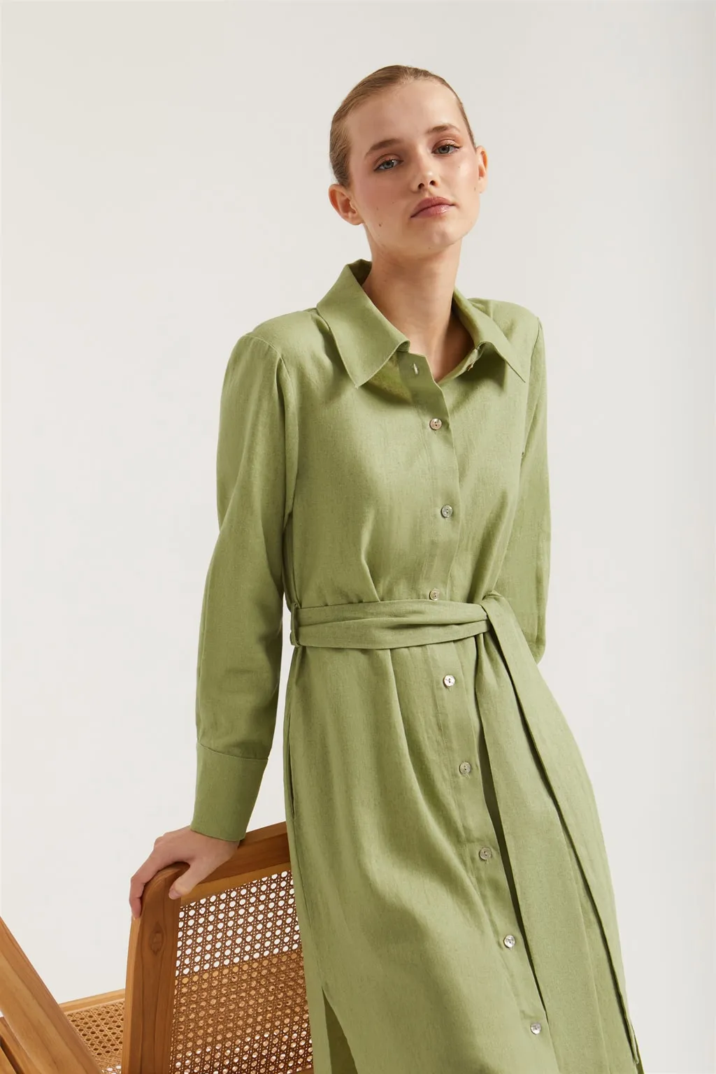 Vestido midi de lino verde con detalle bordado